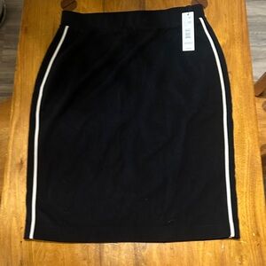Tahari – Elegant Black Skirt with White Accents NWT S